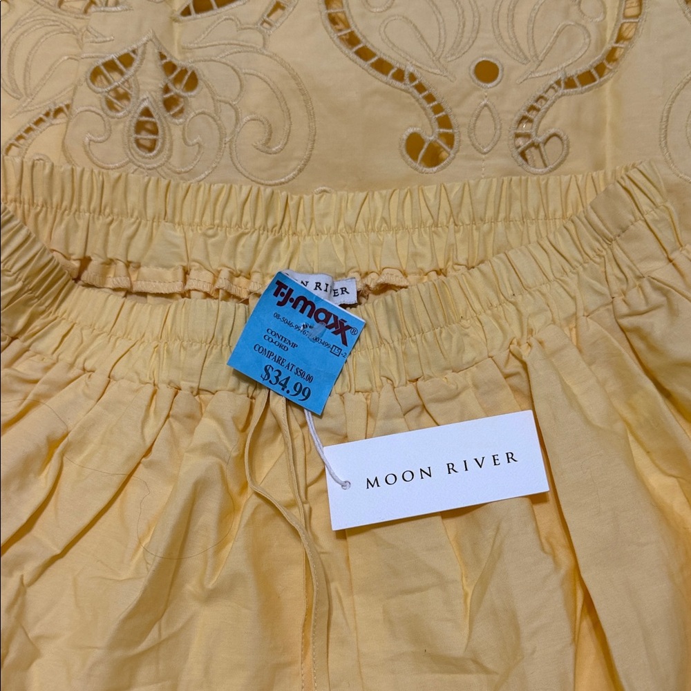 FINAL SALE $12 Moon River Mustard Skirt with Cut-Out Design Size Medium - Picture 4 of 5
